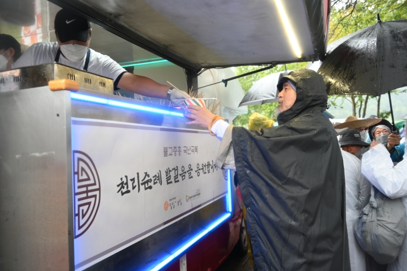 숙영지 점심공양에서 배식을 받고 있는 회주스님